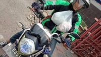 Hal itu juga dilakukan oleh driver ojek online di Malang, Jawa Timur. Namun bukan pesanan es kopi susu, melainkan makanan dalam porsi yang banyak. Foto: Instagram @newdramaojol.id