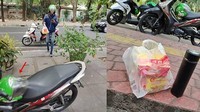 Meski bertugas mengantarkan makanan pelanggan, driver ojek online ini juga turut memesan makanan online untuk dirinya sendiri. Momen ini sempat viral beberapa waktu lalu. Foto: Instagram @newdramaojol.id