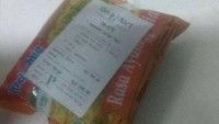 Seorang driver ojol tampak kesal karena ada pelanggan yang memesan mie instan hanya satu buah. Ini cs bagaimana ya order Indomie di Grab tak pikir 1 dus, taunya cuma 1. Di sana apa nggak ada Indomie yah, tulis keterangan dalam unggahan sang driver. Foto: Instagram @newdramaojol.id