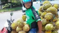 Momen ojek online yang diunggah oleh akun Instagram @newdramaojol.id ini tampak lucu, namun di saat yang sama momen ini juga tampak menjengkelkan. Karena driver ojek online ini membawa pesanan puluhan durian dengan motor. Foto: Instagram @newdramaojol.id