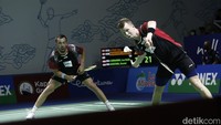 Leo/Daniel sempat memangkas poin dari Astrup/Rasmussen. Tapi, pasangan Denmark itu tetap bisa merebut gim pertama dengan skor 21-18 dalam durasi 27 menit.