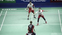Gim kedua berjalan, Leo/Daniel meraih tiga poin beruntun. Saat interval, mereka unggul jauh 11-5 setelah bertanding 9 menit.