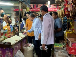 Momen Mendag Zulhas Tinjau Pasar Cibubur Sehari Usai Dilantik Jokowi