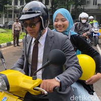 Sebuah video di Instagram Kang Emil memperlihat keduanya menikmati waktu berdua selepas acara wisuda. Siang tadi di sela kedinasan, merayakan kebahagiaan kecil, yaitu Zara wisuda kelulusan SMA, dengan ngajak jalan-jalan naik motor vespa dan membelikan Es Krim. Selamat @camilliazr, selamat memulai persiapan kehidupan sebagai mahasiswa, tulis Kang Emil di Instagram. (Foto: Wisma Putra/detikJabar)