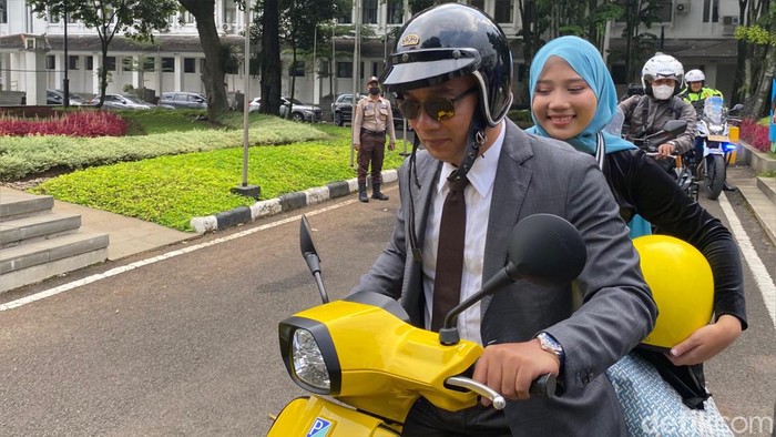 Momen Ridwan Kamil bonceng Zara ke Balai Kota Bandung