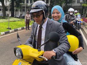 Momen Ridwan Kamil Bonceng Zara Naik Skutik ke Balai Kota Bandung