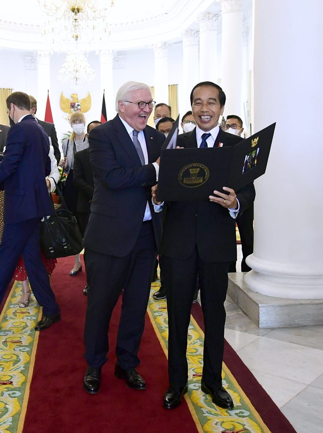 Momen saat Presiden Joko Widodo menyerahkan album foto sebagai kenang-kenangan kepada Presiden Steinmeier. Presiden Joko Widodo kemudian mengantarkan Presiden Steinmeier hingga ke mobil. (Foto: Muchlis Jr - Biro Pers Sekretariat Presiden)