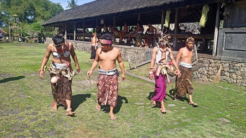 para pencuri dalam tradisi maling-malingan saat akan diajak keliling Desa Tenganan Pegringsingan, Karangasem