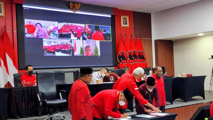 Sebanyak 215 kepala dan wakil kepala daerah kader PDIP meneken surat perjanjian tak akan korupsi, dalam Rapat Koordinasi di Sekolah Partai PDI Perjuangan, Lenteng Agung, Jakarta Selatan, Kamis (16/6/2022).