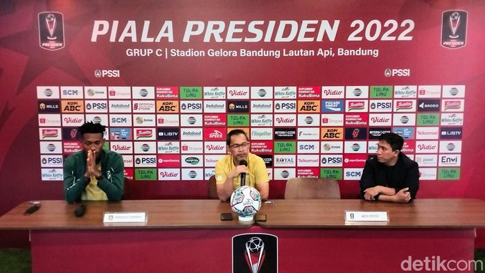 Pelatih Persebaya Aji Santoso dalam konferensi pers di Graha Persib.