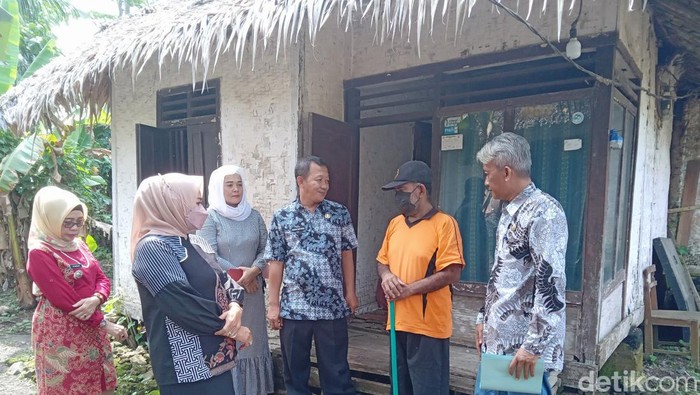 Pemerintah Kabupaten (Pemkab) Pangandaran berjanji akan memperbaiki rumah Ahmad Sanusi (55) warga Dusun Ciwaru, Desa/Kecamatan Cijulang yang sudah tidak layak huni.