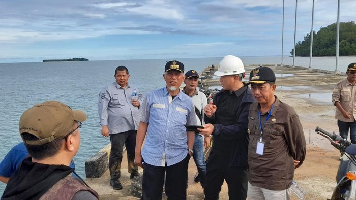 Pemerintah Provinsi Sumatera Barat (Pemprov Sumbar) melakukan peninjauan dalam rangka percepatan penyelesaian pembangunan jalan Akses Pelabuhan Teluk Tapang dan Simpang Tenggo yang menghubungkan lokasi kebun penghasil CPO (Crude Palm Oil), Rabu (15/6).