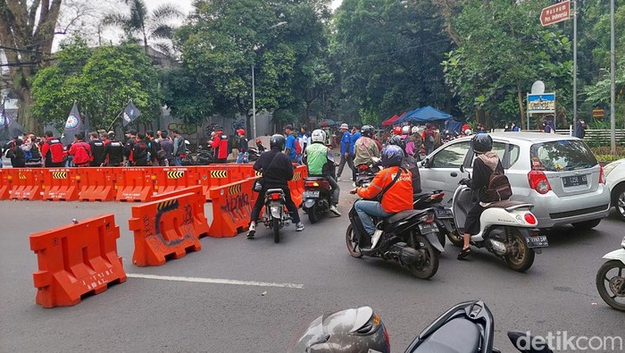 Pengalihan arus di Jl Diponegoro, Kota Bandung