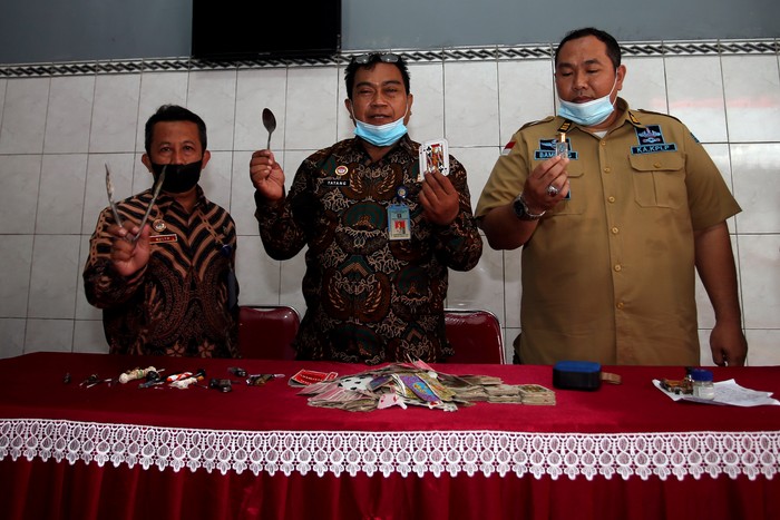 PENGGELEDAHAN KAMAR WARGA BINAAN LAPAS Kepala Lapas Blitar Tatang Suherman (Tengah) didampingi Kepala Kesatuan Pengamanan Lembaga Pemasyarakatan (KPLP) Blitar Bambang Setyawan (Kanan) menunjukkan sejumlah barang terlarang usai memeriksa ruang blok warga binaan di Lembaga Pemasyarakatan (LAPAS) Kelas IIB Blitar, Jawa Timur, Kamis (16/6/2022). Pemeriksaan yang dilakukan secara berkala dan rutin tersebut bertujuan untuk menekan serta mencegah masuknya barang-barang terlarang, termasuk narkoba ke dalam lapas. ANTARA FOTO/Irfan Anshori/wsj.
