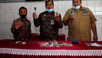 Kepala Lapas Blitar Tatang Suherman (tengah) menunjukkan sejumlah barang terlarang usai memeriksa ruang blok warga binaan di Lembaga Pemasyarakatan (Lapas) Kelas IIB Blitar, Jawa Timur, Kamis (16/6/2022).