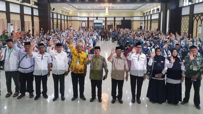 Penyambutan calon jemaah haji kloter 1 Embarkasi Makassar