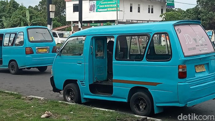 Pete-pete atau angkot di Makassar