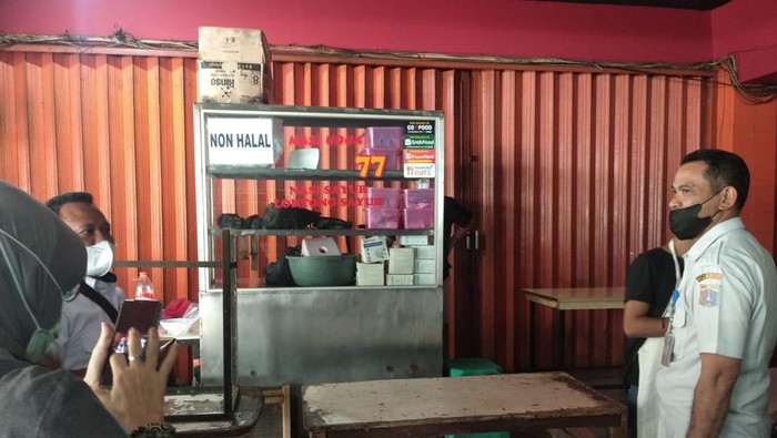 Pihak saat mendatangi tempat nasi uduk babi. (Foto: Istimewa)