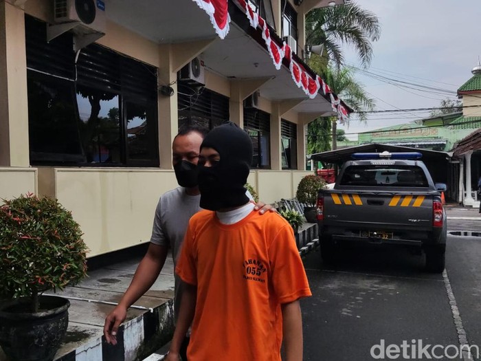 Polisi menangkap pelaku pembunuhan Widodo (49) yang mayatnya ditemukan penuh luka di tengah kebun salak Turi, Sleman, Kamis (16/6/2022).