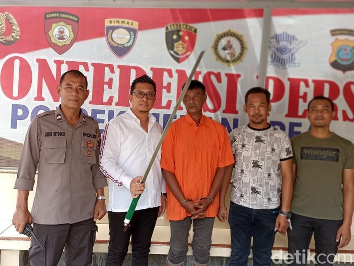 Polisi saat menunjukkan pria yang mengancam orang pakai kelewang. (Foto: Istimewa)