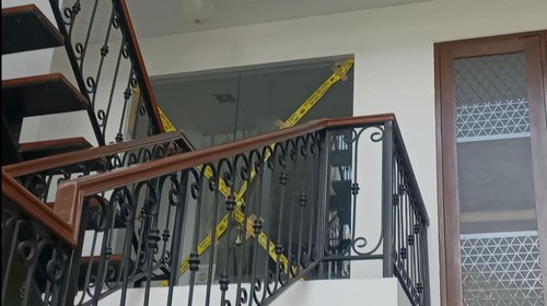 Potret kantor PT DNA Pro Akademi Cabang Denpasar disegel polisi.