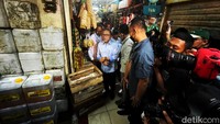 Dalam kunjungannya itu, Zulhas mengecek harga pokok komoditas pangan, seperti beras, telur, minyak daging, dan lainnya.