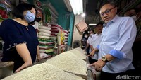 Zulhas tiba di lokasi sekitar jam 08:00 WIB dan langsung mengecek kios beras di dalam pasar. Dari keterangan pedagang, harga beras di Pasar Cibubur cenderung stabil.
