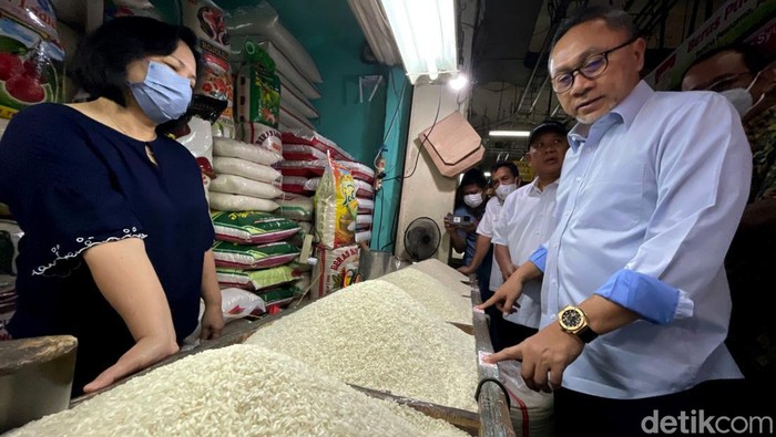 Menteri perdagangan baru, Zulkifli Hasan melakukan kunjungan kerja ke Pasar Cibubur, Jakarta Timur. Kunker itu dilakukan untuk cek harga pokok komoditas pangan.