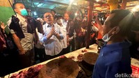 Ketua umum PAN itu melanjutkan pengecekan ke kios penjual tempe. Ia menemukan kenaikan harga, dari sebelumnya Rp 9 ribu menjadi Rp 11 ribu. Kios daging turut disambangi Zulkifli Hasan. Dari keterangan pedagang, rata-rata harga daging sapi adalah Rp 140 ribu per kg.