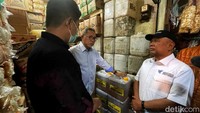 Setelah kunjunyan pasar, Zulhas langsung berangkat menuju kantor Kementerian Perdagangan untum melakukan rapat.