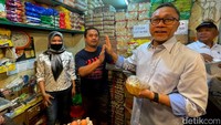 Zulhas kemudian bergeser ke kios sembako. Ia menemukan jika stok dan harga minyak goreng curah mulai kembali normal. Pedagang menjelaskan, pembelian minyak goreng curah harus menyertakan KTP. Selain itu, jumlahnya dibatasi 2 liter per pembelian.