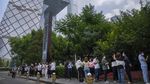 Potret Warga Beijing Tes Covid Massal Usai Muncul Klaster Terbaru