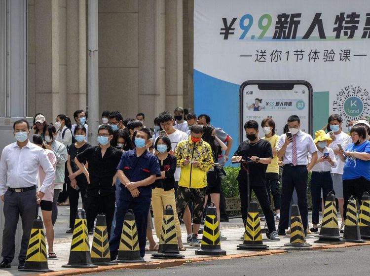 Potret Warga Beijing Tes Covid Massal Usai Muncul Klaster Terbaru