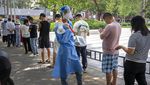 Potret Warga Beijing Tes Covid Massal Usai Muncul Klaster Terbaru