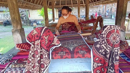 proses pembuatan kain gringsing di Desa Tenganan Pegringsingan