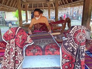 125 Perajin Dilibatkan dalam Pembuatan Kain Gringsing Suvenir G20