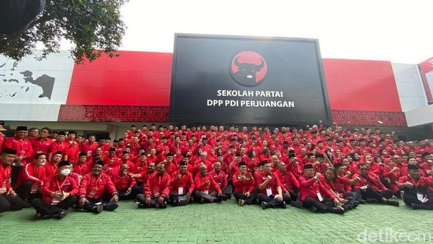 Ganjar-Gibran Ikut Rapat di Sekolah PDIP Jakarta, Megawati Hadir Virtual