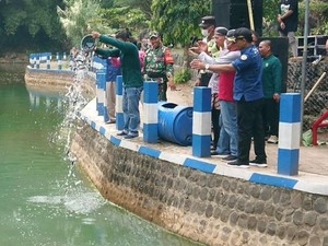 Ratusan Guru P3K Trenggalek Syukuran Terima SK dengan Tebar Lele-Tanam Pohon