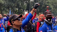 Sementara itu, gugatan buruh yang meminta SK UMK 2022 Gubernur Jabar dan terbitkan SK UMK baru sesuai rekomendasi Bupati/Walikota tidak berdasarkan PP 36 tahun 2021 tentang pengupahan dibatalkan, ditolak hakim PTUN Bandung.