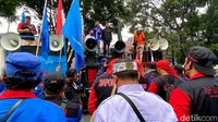 Ketua DPD KSPSI Jabar Roy Jinto Ferianto menyayangkan putusan tersebut disampaikan melalui e-court atau pengadilan online. Padahal pihaknya meminta agar putusan disampaikan secara langsung dan bersifat umum.