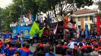 Dalam aksinya, pendemo menyanyikan lagu perjuangan, yel-yel dan berorasi.