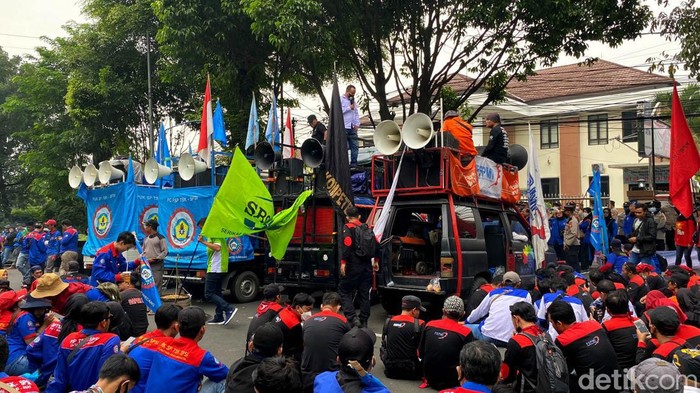 Ribuan Buruh Geruduk PTUN Bandung, Ini Penampakannya Ribuan buruh gelar aksi unjuk rasa di depan kantor PTUN Bandung. Dalam aksinya massa buruh menuntut SK UMK 2022 Gubernur Jawa Barat dibatalkan.