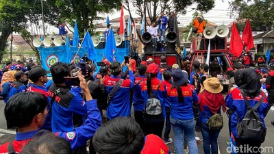 Massa Buruh Geruduk PTUN Bandung, Ini Penampakannya