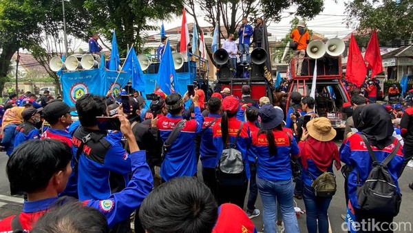 Massa Buruh Geruduk PTUN Bandung, Ini Penampakannya