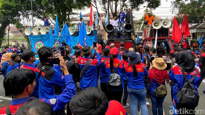 Ribuan Buruh Geruduk PTUN Bandung, Ini Penampakannya Ribuan buruh gelar aksi unjuk rasa di depan kantor PTUN Bandung. Dalam aksinya massa buruh menuntut SK UMK 2022 Gubernur Jawa Barat dibatalkan.