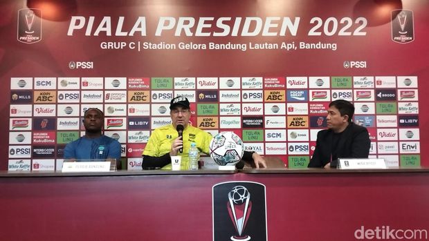 Robert Alberts dalam konferensi pers jelang laga Persib vs Persebaya.