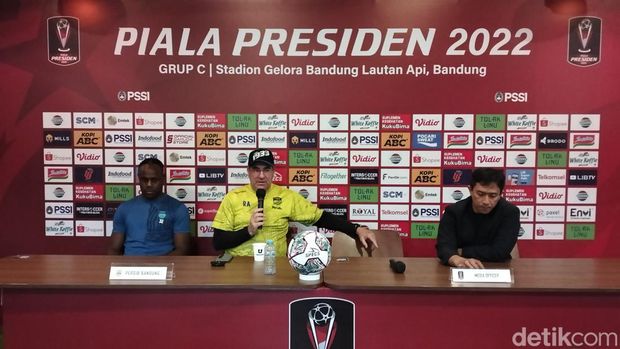 Robert Alberts dalam konferensi pers jelang laga Persib vs Persebaya.