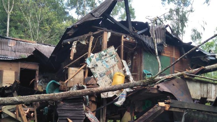 Rumah rusak tertimpa pohon di Tana Toraja.
