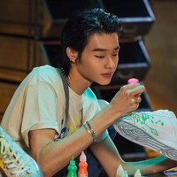 Selain itu, banyak juga yang menyadari bahwa ia bukan orang karena terlihat kaku hingga takut dengan perkembangan zaman. Aku melihat iklannya kemarin dan aku pikir dia terlihat aneh dia pasti masih baru, Itu menakutkan, mereka mulai menggantikan manusia. Tidak ada ruang untuk manusia lagi, tulis yang lain.Foto: Instagram @ryu__id