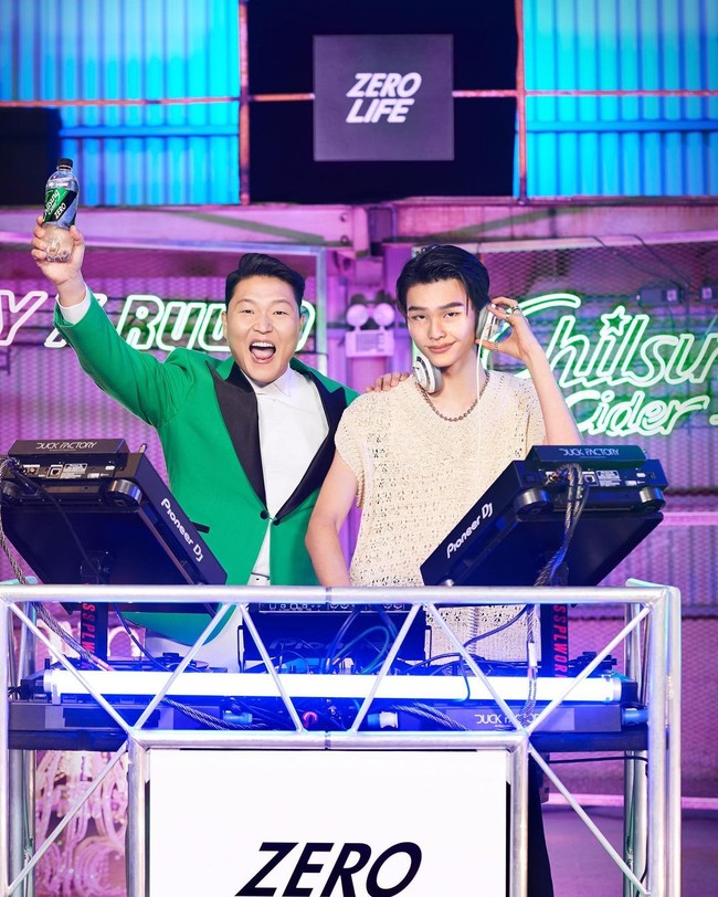 Penyanyi PSY baru-baru ini tampil dalam sebuah iklan minuman. Pelantun Gangnam Style tersebut dipasangkan dengan seorang model tampan yang bikin para netizen penasaran. Foto: Instagram @ryu__id